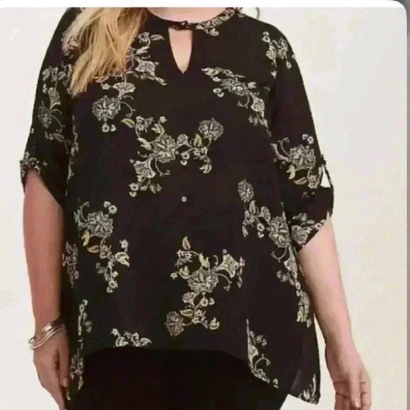 Torrid Floral Three Quarter Sleeve Blouse With Keyhole Detail Front Size 2 - Picture 1 of 9
